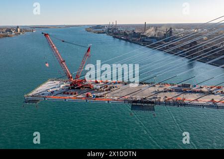 Detroit, Michigan, États-Unis. 15 avril 2024. Construction du pont international Gordie Howe. Le pont reliera Détroit à Windsor, en Ontario, de l'autre côté de la rivière Détroit. Crédit : Jim West/Alamy Live News Banque D'Images