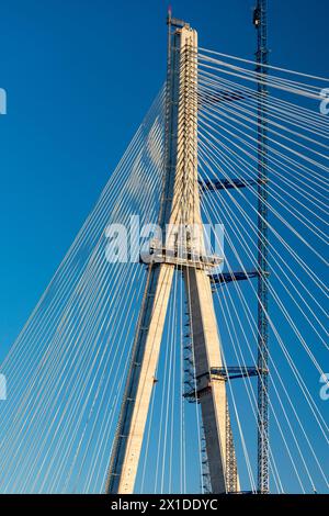 Detroit, Michigan, États-Unis. 15 avril 2024. Construction du pont international Gordie Howe. Le pont reliera Détroit à Windsor, en Ontario, de l'autre côté de la rivière Détroit. Crédit : Jim West/Alamy Live News Banque D'Images