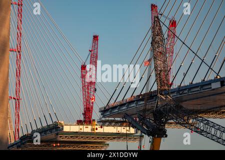 Detroit, Michigan, États-Unis. 15 avril 2024. Construction du pont international Gordie Howe. Le pont reliera Détroit à Windsor, en Ontario, de l'autre côté de la rivière Détroit. Crédit : Jim West/Alamy Live News Banque D'Images