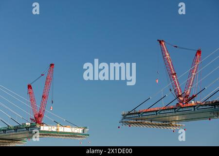 Detroit, Michigan, États-Unis. 15 avril 2024. Construction du pont international Gordie Howe. Le pont reliera Détroit à Windsor, en Ontario, de l'autre côté de la rivière Détroit. Crédit : Jim West/Alamy Live News Banque D'Images