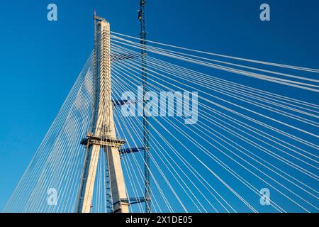 Detroit, Michigan, États-Unis. 15 avril 2024. Construction du pont international Gordie Howe. Le pont reliera Détroit à Windsor, en Ontario, de l'autre côté de la rivière Détroit. Crédit : Jim West/Alamy Live News Banque D'Images