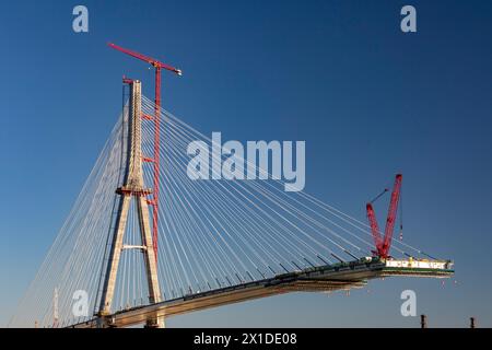 Detroit, Michigan, États-Unis. 15 avril 2024. Construction du pont international Gordie Howe. Le pont reliera Détroit à Windsor, en Ontario, de l'autre côté de la rivière Détroit. Crédit : Jim West/Alamy Live News Banque D'Images