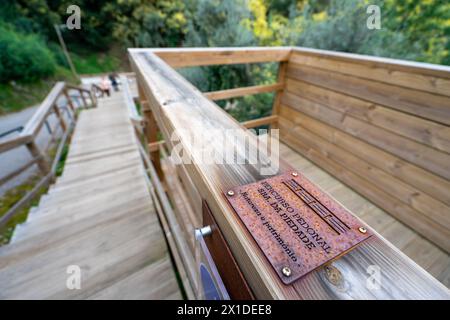 Passerelle en bois SRA da Piedade à Serra da Lousã-Portugal. Banque D'Images