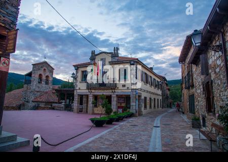 Place principale au crépuscule. Puebla de la Sierra, province de Madrid, Espagne. Banque D'Images