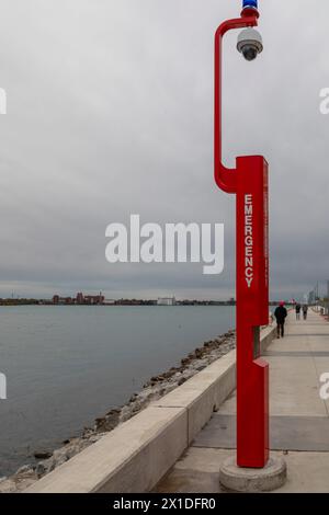 Detroit, Michigan - une boîte d'appel d'urgence sur la promenade fluviale de Detroit, sur le site de l'ancienne usine de pneus Uniroyal. Banque D'Images