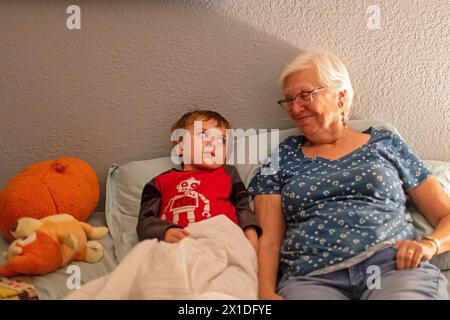 Denver, Colorado - Hendrix Hjermstad, 5 ans, avec sa grand-mère, Susan Newell, 75 ans, au coucher. Banque D'Images