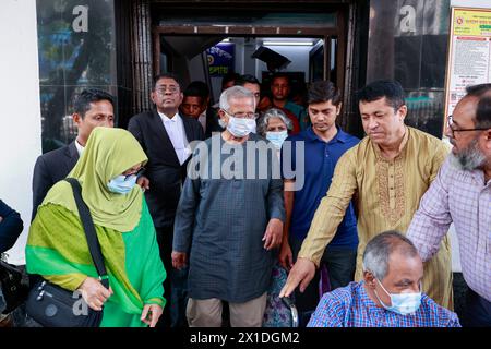 16 avril 2024, Dhaka, Bangladesh : le prix Nobel de la paix du Bangladesh, le Dr Muhammad Yunus, quitte le tribunal d'appel du travail après avoir comparu, à Dhaka, Bangladesh, le 16 avril 2024. Le tribunal d'appel du travail a prolongé la période de mise en liberté sous caution des quatre principaux responsables de Grammen Telecom, y compris l'économiste Dr Muhammad Yunus dans l'affaire de violation du droit du travail. Un tribunal de Dacca a condamné le Dr Muhammad Yunus, économiste lauréat du prix Nobel et président de Grameen Telecom, ainsi que trois autres personnes à six mois de prison et à une amende de 30 000 TK chacun dans une affaire engagée pour violation du droit du travail. Le verdict a été rendu le Banque D'Images