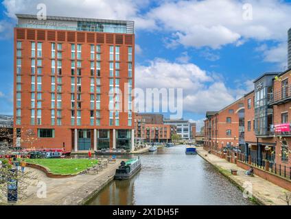 Regardant vers le quai Granary Hotel DoubleTree by Hilton, Leeds, West Yorkshire, Royaume-Uni Banque D'Images