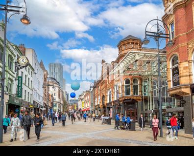 Magasins sur Briggate dans le centre-ville, Leeds, West Yorkshire, Angleterre, Royaume-Uni Banque D'Images