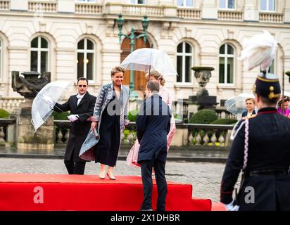 La Reine Mathilde de Belgique avec la Grande-Duchesse Maria Teresa, Bruxelles, Belgique, 16 avril 2024 - visite d'Etat du Luxembourg en Belgique Banque D'Images