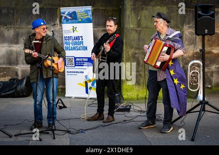 Édimbourg, Écosse. Mar 16 avril 2024. Musiciens jouant sur l’historique Royal Mile d’Édimbourg lors du lancement du mouvement européen dans la campagne face the Music de l’Écosse. Il cherche à mettre en évidence les restrictions financières et administratives auxquelles sont confrontés les musiciens en tournée suite à la décision du Brexit britannique de quitter la Communauté européenne en janvier 2020. Banque D'Images