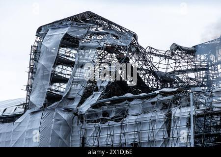 Un énorme incendie a englouti l'ancienne Bourse de Copenhague Boersen, l'un des monuments les plus célèbres des capitales danoises le mardi 16 avril 2024 Copenhague Palais Christiansborg Danemark Copyright : xKristianxTuxenxLadegaardxBergx 2E6A9238 Banque D'Images