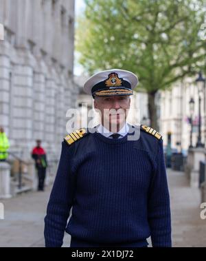 Londres, Royaume-Uni.16 avril 2024 le chef d'état-major de la Défense, l'amiral Sir Tony Radakin KCB ADC, est vu marcher à Whitehall crédit : Richard Lincoln/Alamy Live News Banque D'Images