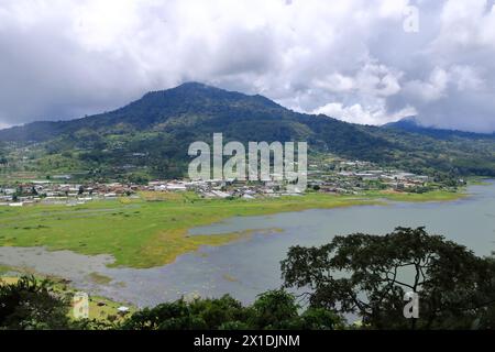 Vue sur les lacs jumeaux à l'île de Bali en Indonésie - lac Buyan Banque D'Images