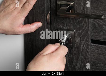 Handyman changeant noyau de serrure de porte à l'intérieur, closeup Banque D'Images