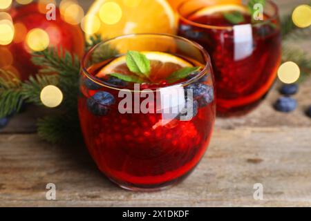 Boisson aromatique de Noël Sangria dans des verres sur une table en bois, gros plan Banque D'Images