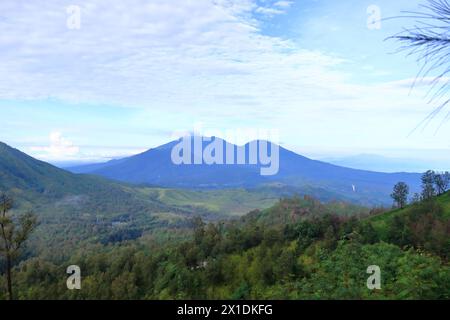 Superbe vue panoramique sur le complexe du volcan Ijen avec des montagnes, Java est en Indonésie Banque D'Images