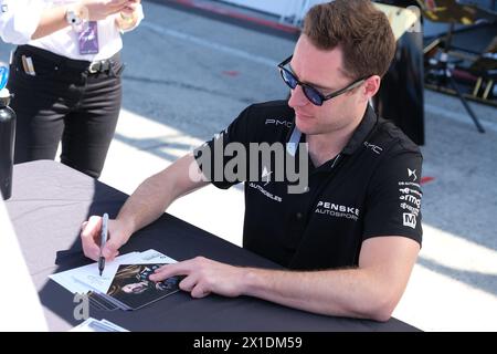 Misano Adriatico, Italie. 14 avril 2024. Stoffel Vandoorne de DS Penske rencontre les fans lors de la séance d'autographes au E-Prix ABB Formula E World Championship 2024 Misano. (Photo de Davide Di Lalla/SOPA images/SIPA USA) crédit : SIPA USA/Alamy Live News Banque D'Images