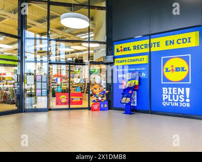 Entrée du foyer intérieur du supermarché Lidl - le Blanc, Indre (36), France. Banque D'Images