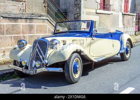 1955 Citroen traction avant 11 BL Cabriolet universelle Open Tourer Motor car - centre de la France. Banque D'Images