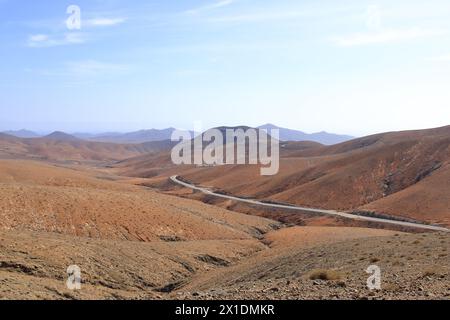 Vue sur les collines du désert depuis Mirador astronomico Sicasumbre, Fuerteventura en Espagne Banque D'Images