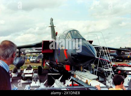 Panavia Tornado GR1 avion de chasse bombardier ZD744 exposé au Farnborough International Airshow 1984 avec une série de munitions. Plus tard mis à niveau vers la norme GR4, il a été le dernier Tornado GR4 à atterrir en service RAF et est maintenant exposé au Montrose Air Station Heritage Centre. Banque D'Images