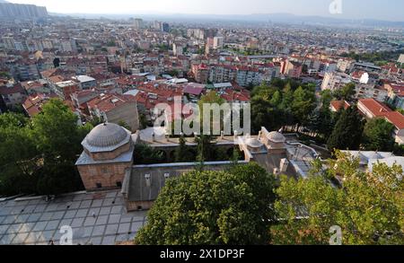 Située à Bursa, en Turquie, la mosquée Yildirim Beyazit et la madrasa ont été construites au XIVe siècle. Banque D'Images