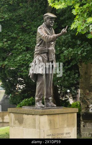 Statue de Harold 'Dickie' Bird, cricket et arbitre, Barnsley, South Yorkshire, Angleterre Banque D'Images