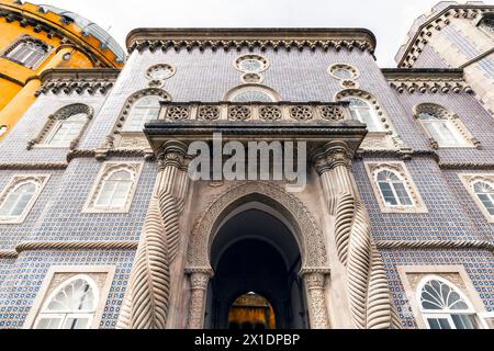 Portail avec colonnes torsadées soutenant le balcon de l'Auditorium. Palais national de Pena (Palacio Nacional da Pena), Sintra, quartier de Lisbonne, Port Banque D'Images