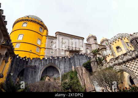 Vue sur le pittoresque Palais National de Pena (Palacio Nacional da Pena), Sintra, quartier de Lisbonne, Portugal. Banque D'Images