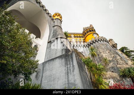 Vue sur le pittoresque Palais National de Pena (Palacio Nacional da Pena), Sintra, quartier de Lisbonne, Portugal. Banque D'Images