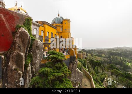 Vue sur le pittoresque Palais National de Pena (Palacio Nacional da Pena), Sintra, quartier de Lisbonne, Portugal. Banque D'Images