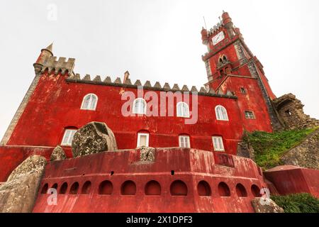 La tour de l'horloge rouge du Palais National de Pena (Palacio Nacional da Pena), Sintra, Lisbonne district, Portugal. Banque D'Images