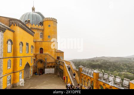 Vue sur le pittoresque Palais National de Pena (Palacio Nacional da Pena), Sintra, quartier de Lisbonne, Portugal. Banque D'Images