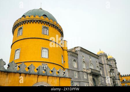 Vue sur le pittoresque Palais National de Pena (Palacio Nacional da Pena), Sintra, quartier de Lisbonne, Portugal. Banque D'Images