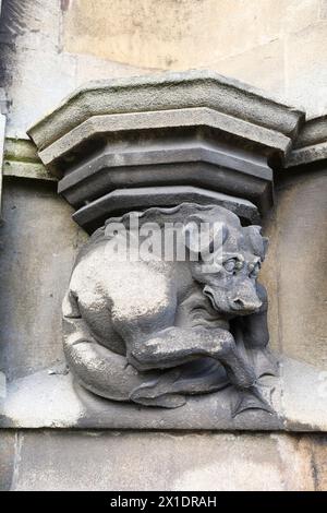 Bristol, Angleterre- 29 mars 2024 : détails médiévaux en pierre sculptée à l'entrée de l'établissement Mary Redcliffe Church Banque D'Images