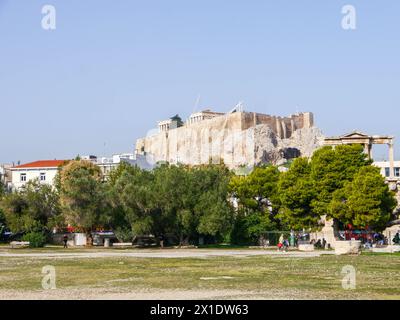 L'Acropole d'Athènes vue depuis le temple de Zeus Olympien, Athènes, Grèce Banque D'Images