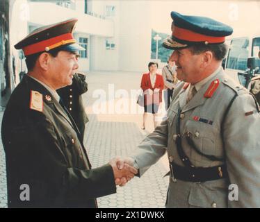 Le major-général Bryan Dutton (à droite), commandant des Forces britanniques de Hong Kong, serre la main du major-général Zhou Borong, commandant du premier parti avancé de l'Armée populaire de libération à arriver à Hong Kong, au quartier général des Forces britanniques, caserne du Prince de Galles, Hong Kong, le 21 avril 1997. Banque D'Images