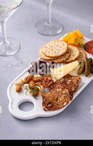 Petit plateau de charcuterie ou de fromage pour deux servi avec des martinis Banque D'Images