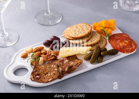 Petit plateau de charcuterie ou de fromage pour deux servi avec des martinis Banque D'Images