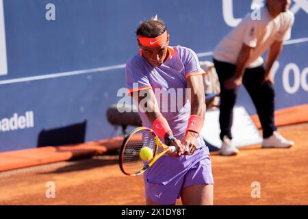 Barcelone, Espagne. 16 avril 2024. Rafael Nadal remporte son premier match au premier tour de l'ATP 500 Conde de Godó à Barcelone contre Flavio Cobolli. Rafael Nadal gana su primer partido en la primera ronda del ATP 500 Conde de Godó de Barcelona contra Flavio Cobolli. Sur la photo : rafa nadal News Sports -Barcelone, Espagne mardi 16 avril 2024 (photo par Eric Renom/LaPresse) crédit : LaPresse/Alamy Live News Banque D'Images