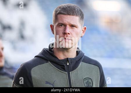 Ben Killip de Barnsley arrive lors du match de Sky Bet League 1 Portsmouth vs Barnsley à Fratton Park, Portsmouth, Royaume-Uni. 16 avril 2024. (Photo de Mark Cosgrove/News images) à Portsmouth, Royaume-Uni le 16/04/2024. (Photo de Mark Cosgrove/News images/SIPA USA) crédit : SIPA USA/Alamy Live News Banque D'Images