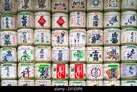 Nihonshu japonais ou comme on l'appelle en dehors du Japon, saké. Les barils sont une offrande aux dieux au sanctuaire Meji à Shinjuku, Tokyo, Japon Banque D'Images