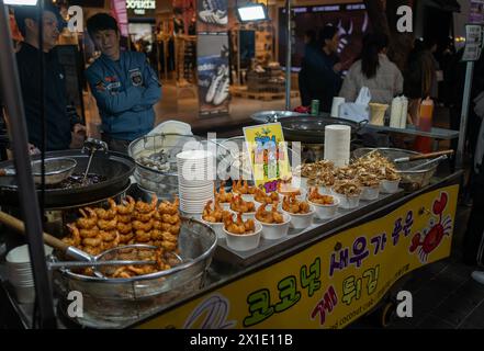 Streetfood venor dans les rues de Séoul, Corée du Sud dans la soirée Banque D'Images