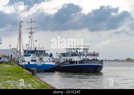 KAMPEN, PAYS-BAS - 30 MARS 2024 : voiliers sur la rivière IJssel pendant Sail Kampen, un grand événement pendant le week-end de Pâques. Banque D'Images