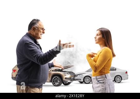 Plan de profil d'un homme mature en colère ayant une dispute avec une jeune femme après une collision de voiture isolé sur fond blanc Banque D'Images