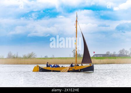 KAMPEN, PAYS-BAS - 30 MARS 2024 : voiliers sur la rivière IJssel pendant Sail Kampen, un grand événement pendant le week-end de Pâques. Banque D'Images
