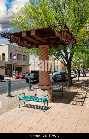 Sièges publics et couverture artistique d'ombre sur le trottoir le long de la rue principale à Las Cruces, NM Banque D'Images