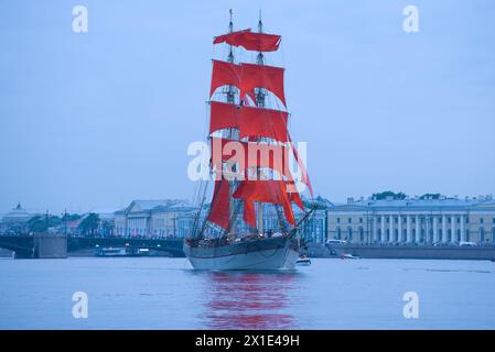 SAINT-PÉTERSBOURG, RUSSIE - 21 JUIN 2018 : un navire avec des voiles écarlate le soir Neva. Fragment de répétition pour les vacances 'Scarlet Sails' Banque D'Images