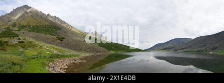 Panorama du lac Big Hadatayoganlor par un jour nuageux d'août. Polar Oural, Russie Banque D'Images